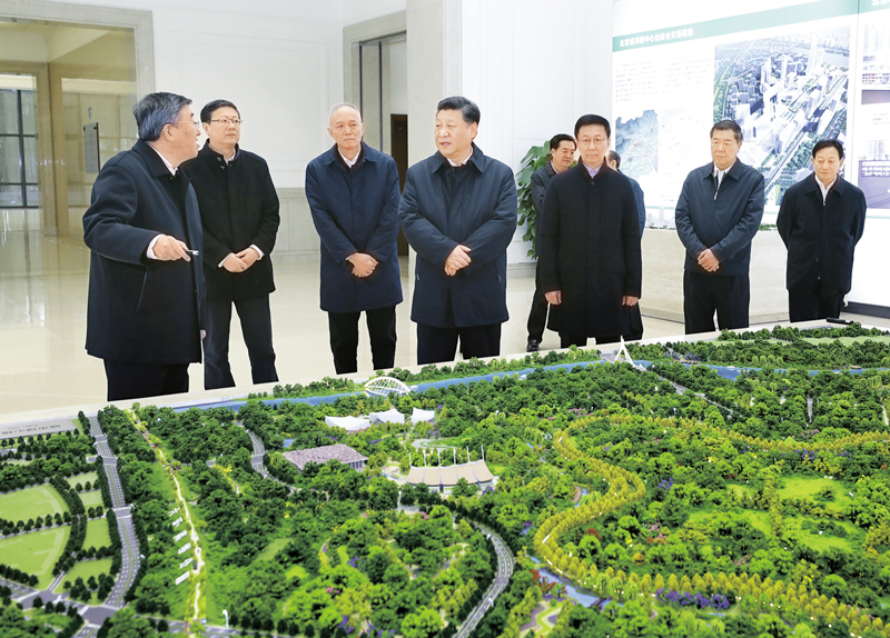 2019年1月16日至18日，中共中央總書記、國家主席、中央軍委主席習近平在京津冀考察，主持召開京津冀協(xié)同發(fā)展座談會并發(fā)表重要講話。這是1月18日上午，習近平在北京城市副中心市委辦公樓主樓詳細了解副中心重大工程項目規(guī)劃建設情況。 新華社記者 鞠鵬/攝