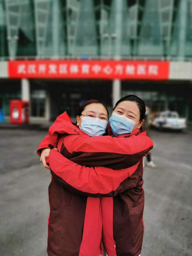 陳燕和田燕相擁慶祝.jpg 陳燕和田燕相擁慶祝.jpg