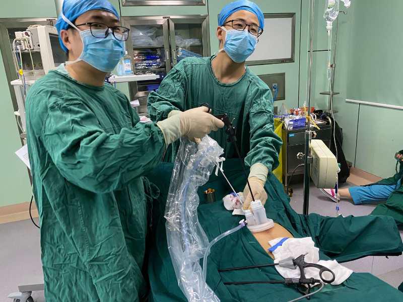 陳翔副主任醫(yī)師進(jìn)行單孔腹腔鏡精索靜脈高位結(jié)扎術(shù).jpg