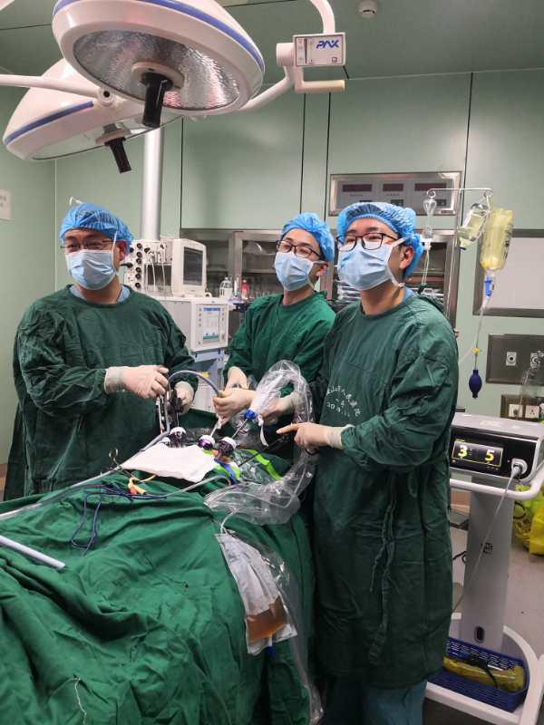 陳翔副主任醫(yī)師進(jìn)行腹腔鏡前列腺癌根治術(shù).jpg