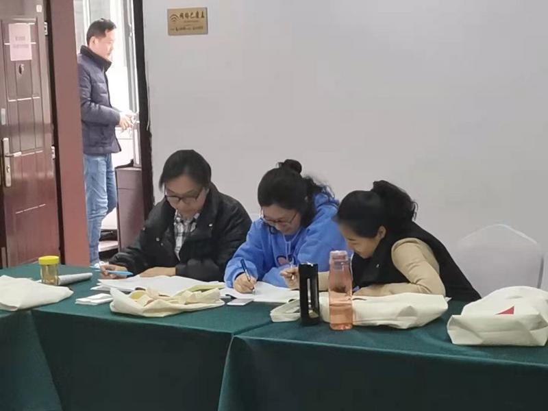 陳莉(左一)和隊(duì)友們上課.jpg 陳莉(左一)和隊(duì)友們上課.jpg